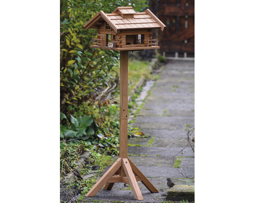 Vogelhuis in chaletstijl met standaard voor de tuin