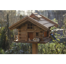 Vogelhuisje in chaletstijl met mees