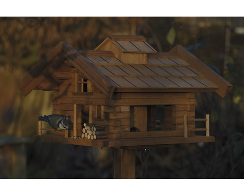 Vogelhuis in chaletstijl met pimpelmees