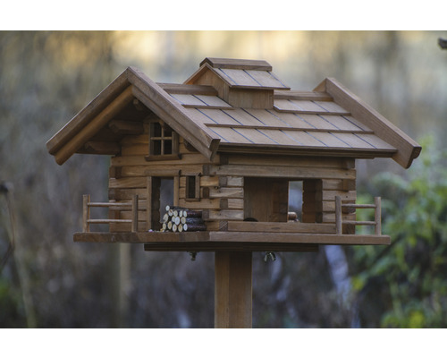 Houten vogelhuis in chaletstijl