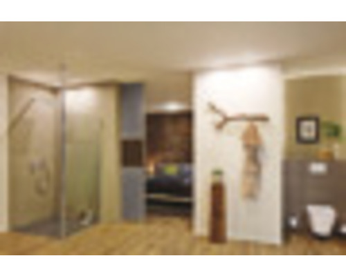 Badkamer met douchecabine, wastafel en handdoekhouder