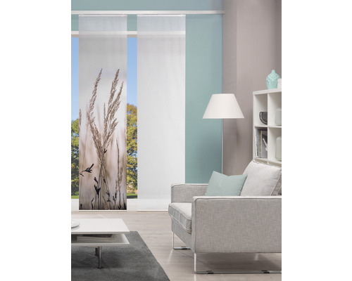 Woonkamer met schuifgordijnen, bank en plank