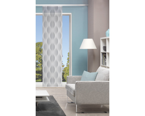 Woonkamer met schuifgordijn met golfpatroon op het raam