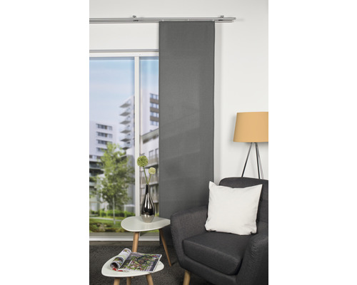 Woonkamer met schuifgordijn, fauteuil en bijzettafel