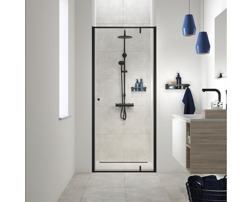 Moderne badkamer met douchewand, kraan en wastafelonderkast