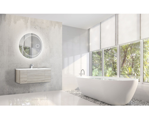 Badkamer met wastafel, spiegel met verlichting en bad