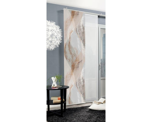 Decoratief schuifgordijn met abstract patroon in een woonkamer.