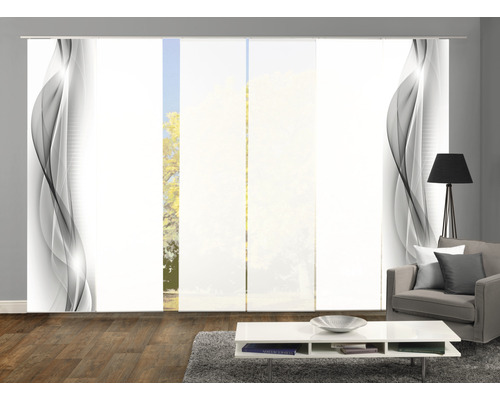 Decoratieve sjaals met abstract patroon in een woonkamer