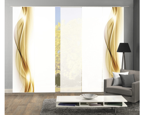 Woonkamer met schuifgordijnen met patroon