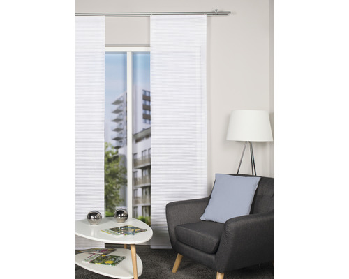 Woonkamer met schuifpanelen, fauteuil en bijzettafel