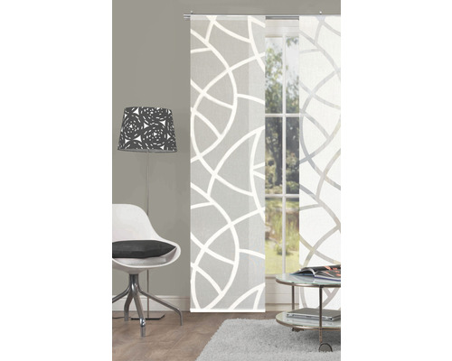 Woonkamer met schuifpanelen en geometrisch patroon