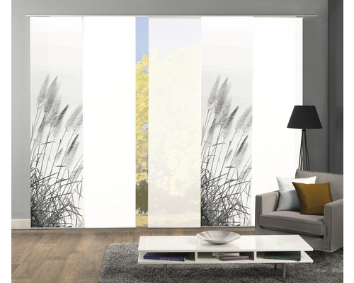 Schuifgordijnen met grasmotief in een woonkamer