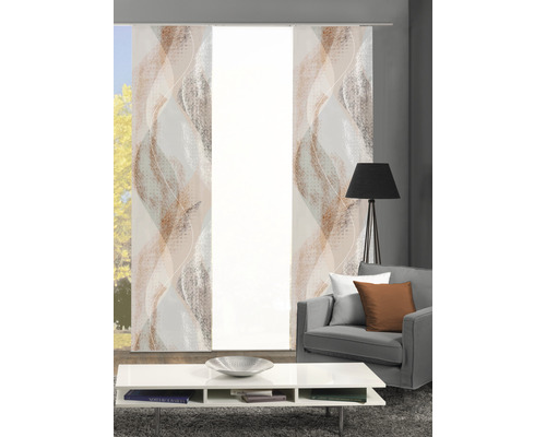 Woonkamer met schuifpanelen met golfpatroon voor een raam, bank, lamp en tafel