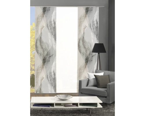 Woonkamer met schuifgordijnen, bank, staande lamp en tafel