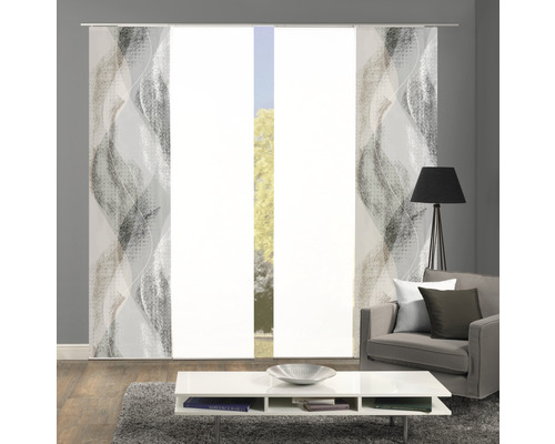 Woonkamer met schuifgordijnen met abstract patroon