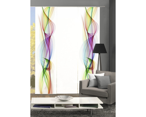 Woonkamer met schuifgordijnen met kleurrijk patroon, bank en tafel