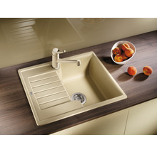 Spoelbak met afdruiprek en kraan op een aanrecht