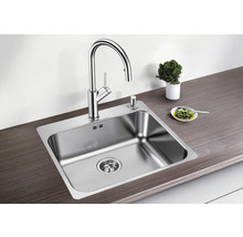 Roestvrijstalen spoelbak met kraan en zeepdispenser op een werkblad