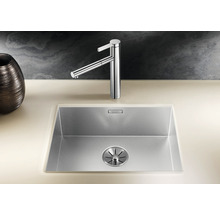 Roestvrijstalen gootsteen met kraan op een aanrechtblad