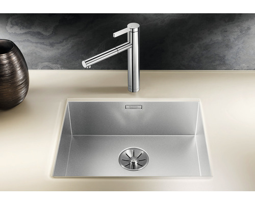 Roestvrijstalen gootsteen met kraan op een aanrechtblad