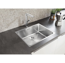 Roestvrijstalen spoelbak met kraan op een werkblad