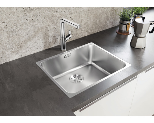 Roestvrijstalen spoelbak met kraan op een werkblad