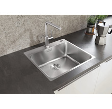 Roestvrijstalen spoelbak met kraan in een moderne keuken.