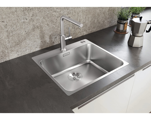 Roestvrijstalen spoelbak met kraan in een moderne keuken.