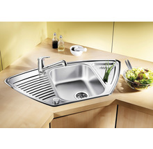 RVS hoekspoelbak met afdruiprek en kraan op een aanrecht