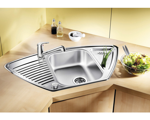 RVS hoekspoelbak met afdruiprek en kraan op een aanrecht