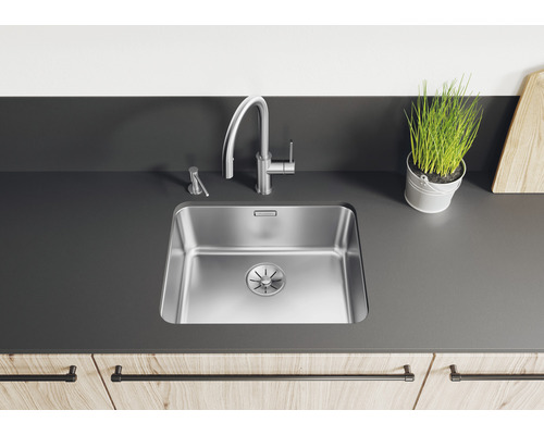 Keukenscène met spoelbak, kraan, zeepdispenser en decoratie op een werkblad