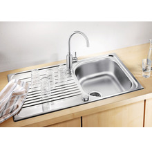 Roestvrijstalen spoelbak met afdruiprek, kraan en glazen