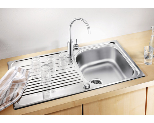 Roestvrijstalen spoelbak met afdruiprek, kraan en glazen