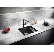 Spoelbak met kraan in een moderne keuken met marmeren aanrechtblad