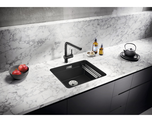 Spoelbak met kraan in een moderne keuken met marmeren aanrechtblad