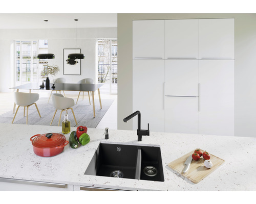 Moderne keuken met gootsteen, werkblad en eetgedeelte