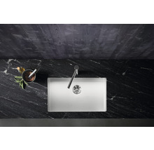 Roestvrijstalen spoelbak met kraan op een werkblad