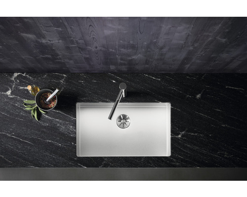 Roestvrijstalen spoelbak met kraan op een werkblad