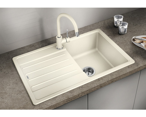 Beige spoelbak met afdruiprek en bijpassende kraan