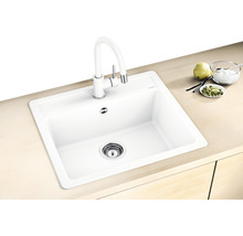 Spoelbak met kraan in een lichte keuken