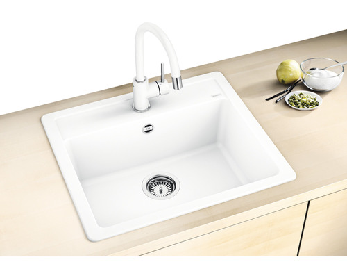 Spoelbak met kraan in een lichte keuken