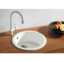 Ronde inbouwspoelbak met kraan op een werkblad