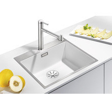 Spoelbak met kraan en zeepdispenser in een aanrechtblad