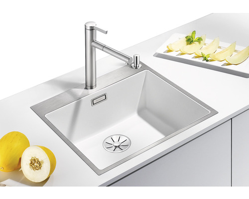 Spoelbak met kraan en zeepdispenser in een aanrechtblad