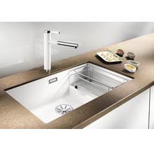 Keukenspoelbak met kraan, afdruiprek en gerechtenarrangementen