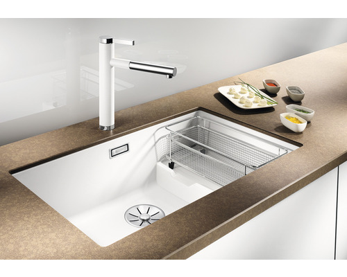 Keukenspoelbak met kraan, afdruiprek en gerechtenarrangementen