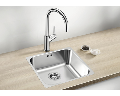 Roestvrijstalen spoelbak met kraan op een werkblad