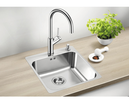 Spoelbak met kraan, zeepdispenser, kruiden en vijzel