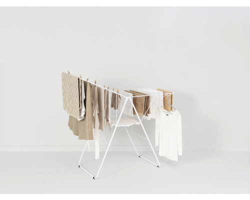 Metalen wasrek met wasgoed en wasknijpers