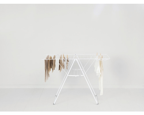 Wasrek met wasgoed en wasknijpers